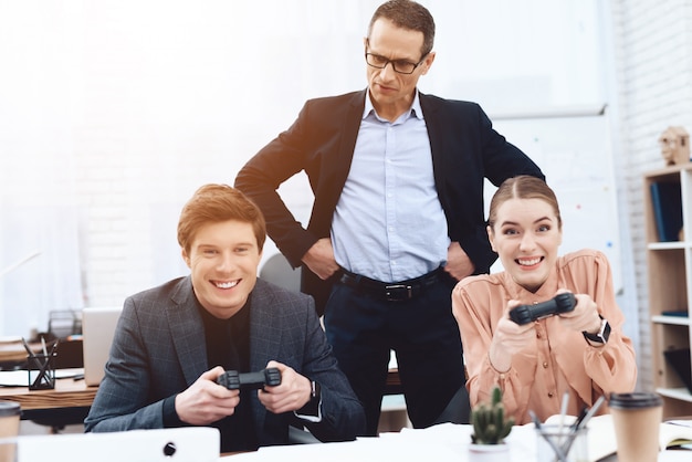 Un ragazzo con una ragazza sta giocando a videogiochi