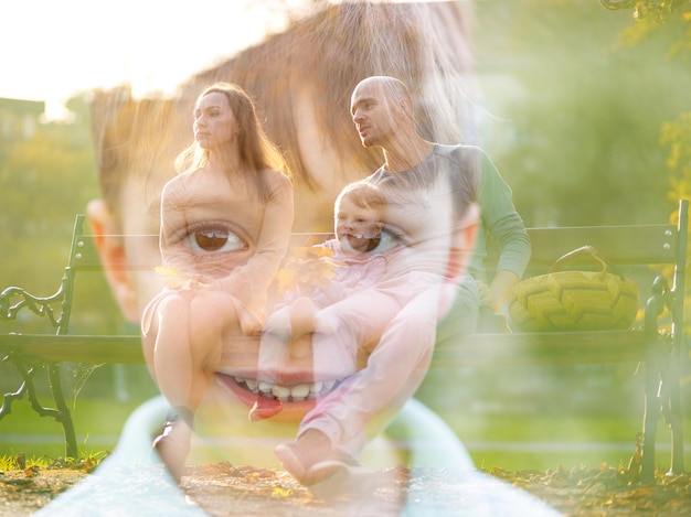 Un ragazzo di 10 anni ei suoi genitori in doppia esposizione Famiglia felice nel parco autunnale