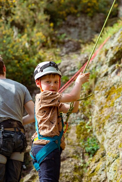 Un ragazzo di otto anni è impegnato nell'alpinismo