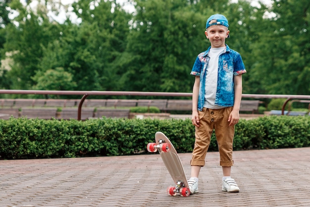 Un ragazzo di piccola città andskateboard. Un giovane ragazzo sta cavalcando uno skateboard parka