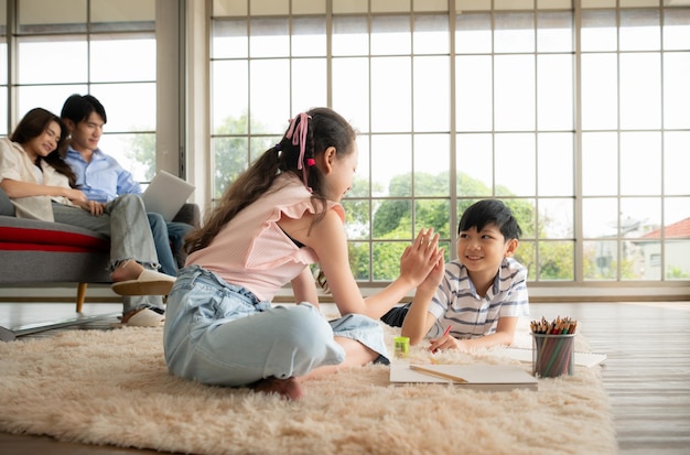 Un ragazzo e una figlia di una famiglia asiatica I bambini si divertono nell'arte del disegno