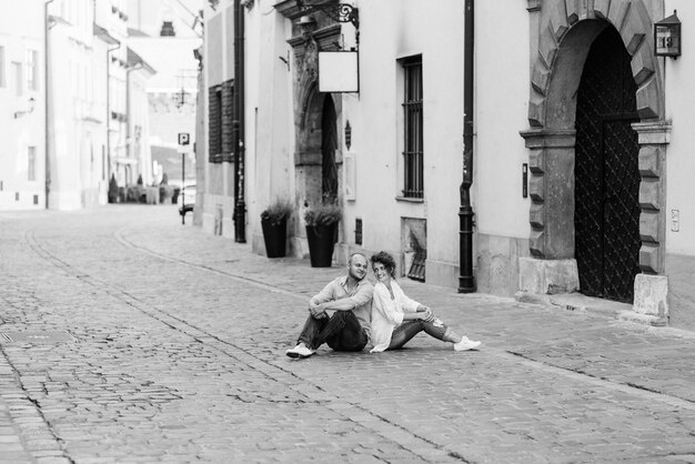 Un ragazzo e una ragazza camminano felici al mattino per le strade vuote della vecchia Europa