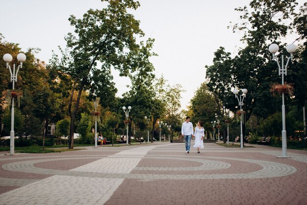 Un ragazzo e una ragazza camminano felici al mattino per le strade vuote della vecchia Europa