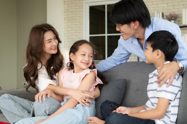 Un ragazzo e una ragazza di una famiglia asiatica.