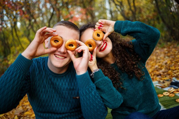 Un ragazzo e una ragazza nella foresta autunnale con i biscotti