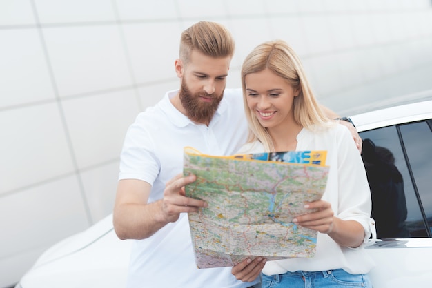 Un ragazzo e una ragazza stanno guardando una mappa delle autostrade.