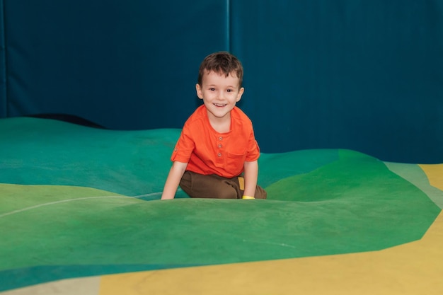 Un ragazzo felice salta su un trampolino in un centro di intrattenimento