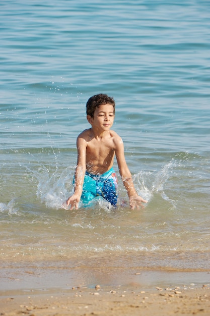 Un ragazzo in acqua in spiaggia