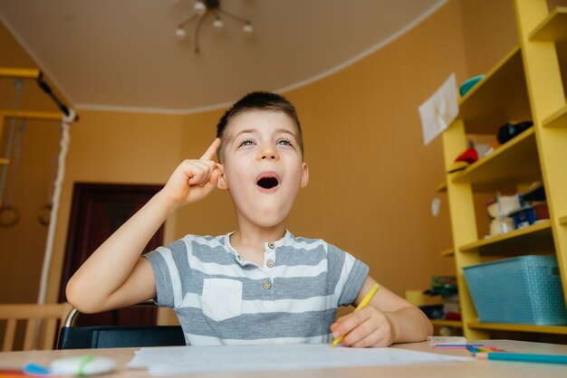 Un ragazzo in età scolare fa i compiti a casa.