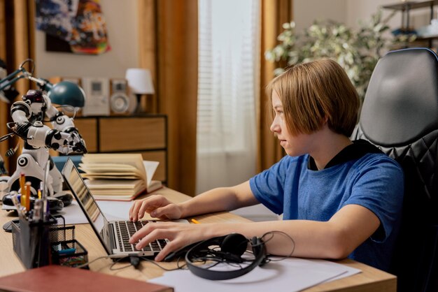 Un ragazzo in età scolare sviluppa una passione per l'elettronica, il bambino assembla un robot