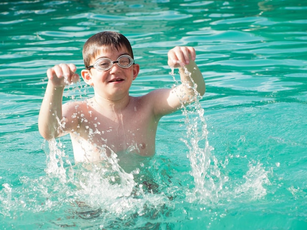 Un ragazzo in piscina.