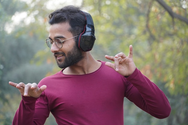 Un ragazzo intelligente che ascolta una canzone