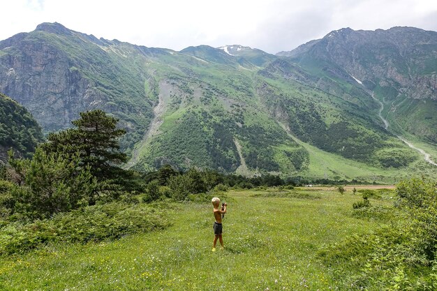 Un ragazzo nella gola del fiume Cherek nelle vicinanze del tratto di Ushtulu Caucaso 2021