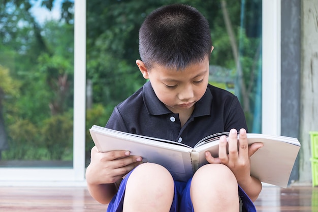 Un ragazzo seduto a leggere un libro