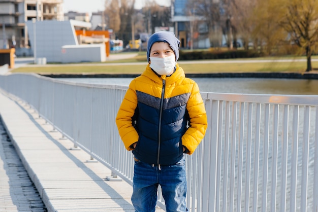 Un ragazzo si trova in una maschera durante una quarantena