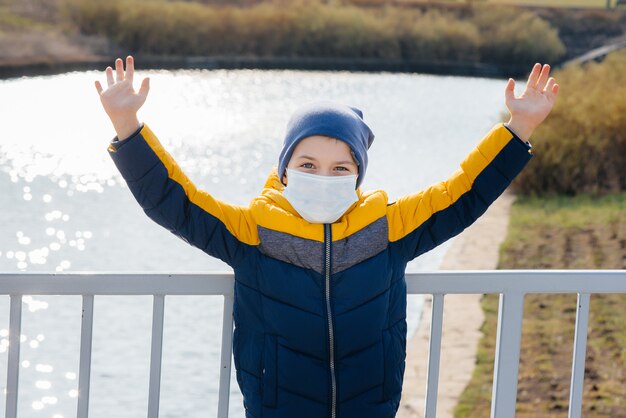 Un ragazzo si trova in una maschera durante una quarantena