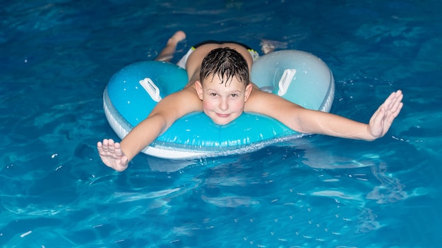 Un ragazzo sorridente fa il bagno nell'acqua Sport e attività ricreative Stile di vita sano