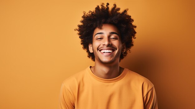 Un raggiante GenZer afroamericano con capelli ricci e denti bianchi impeccabili strizza l'occhio mentre è isolato su uno sfondo beige