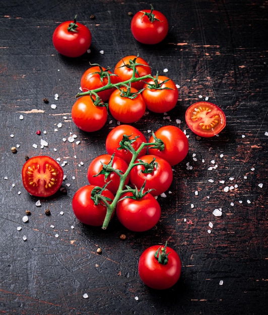 Un ramo di pomodoro fresco con pezzetti di sale