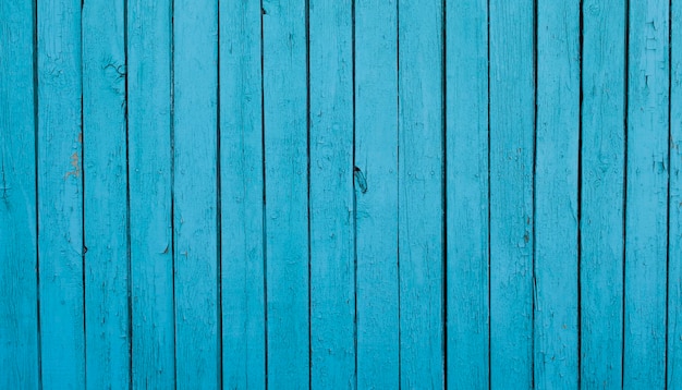 Un recinto di legno blu con uno sfondo blu scuro.