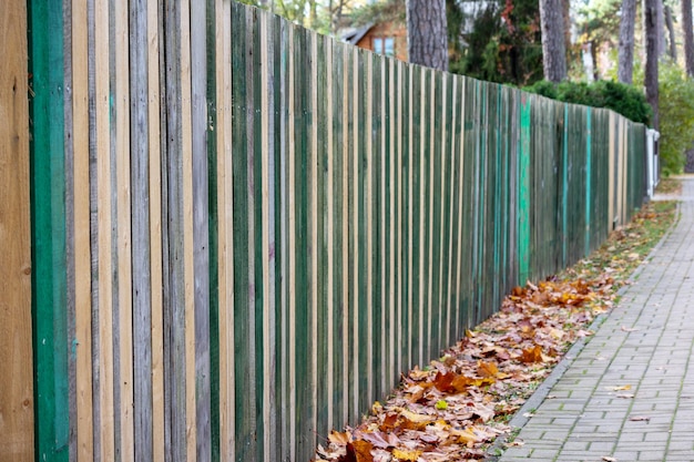 Un recinto di legno con vernice verde su cui è stato dipinto.