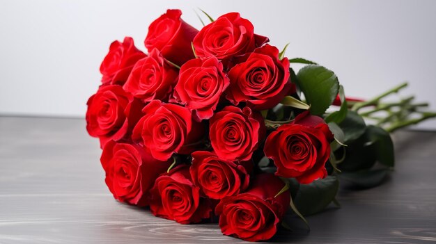 Un rigoglioso bouquet di rose rosse esposto elegantemente su un tavolo