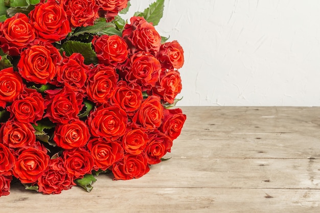 Un rigoglioso bouquet di rose rosse fresche