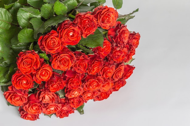 Un rigoglioso bouquet di rose rosse fresche