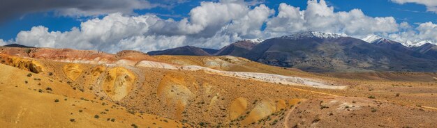 Un rilievo multicolore del deserto nelle montagne a sud di Altai