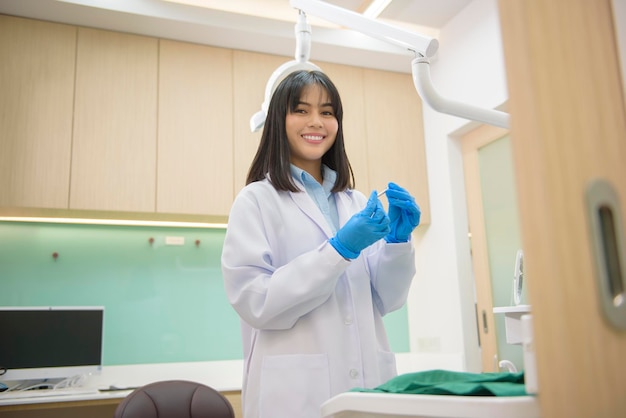 Un ritratto del dentista femminile che lavora nel controllo dei denti della clinica odontoiatrica e nel concetto di denti sani