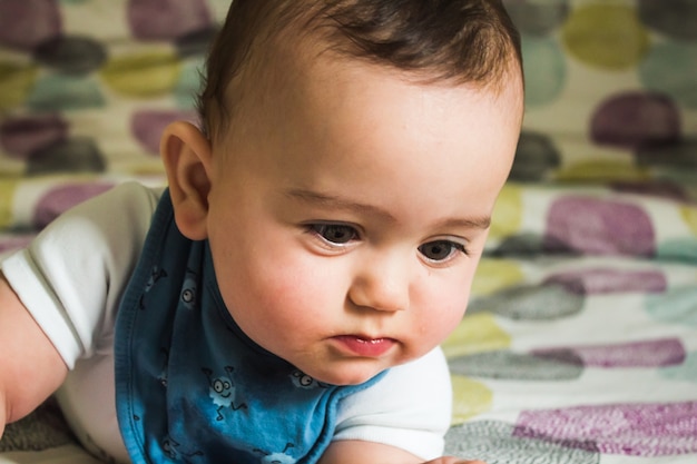 Un ritratto di adorabile bambino sdraiato