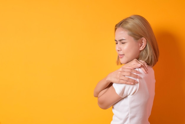 Un ritratto di donna capelli biondi corti con dolore alla schiena in studio