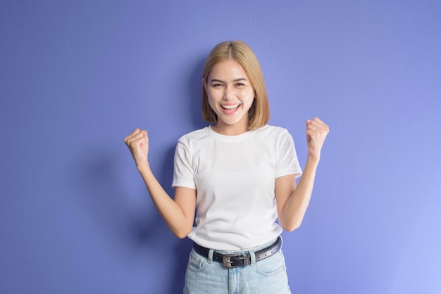 Un ritratto di donna capelli corti biondi in studio