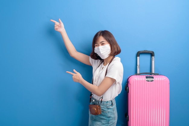 Un ritratto di donna giovane viaggiatore con maschera facciale, nuovo concetto di viaggio normale