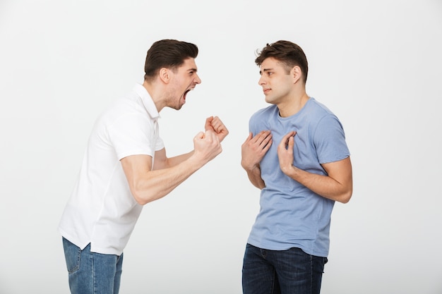 Un ritratto di due giovani frustrati che hanno una discussione