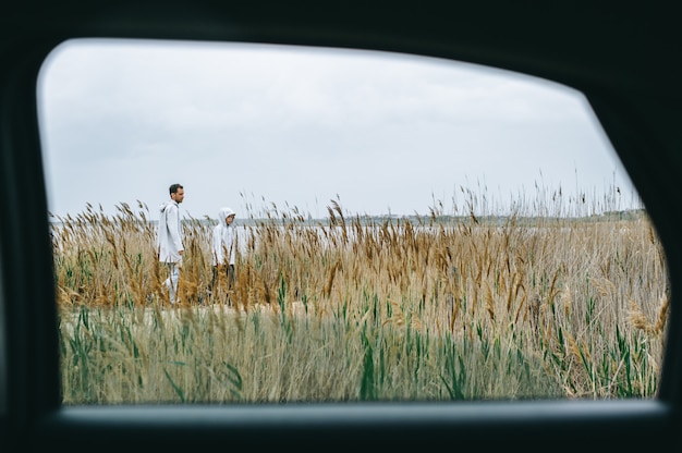 un ritratto di famiglia attraverso il finestrino dell&#39;auto