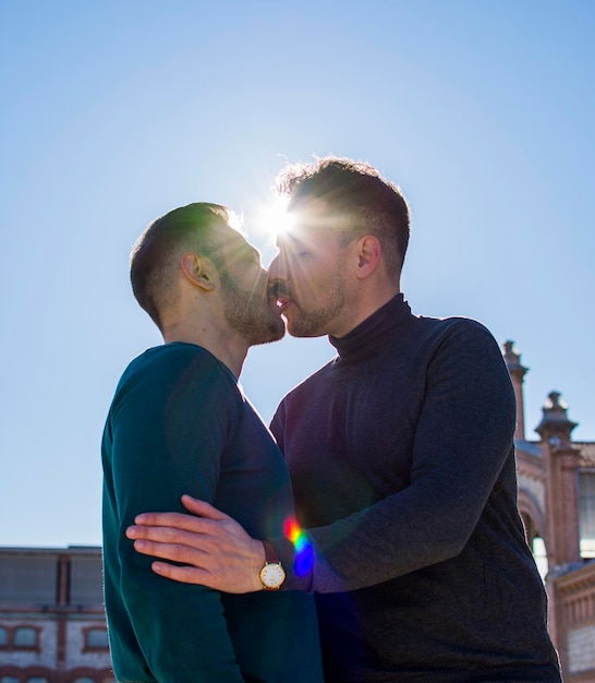 Un ritratto di felice coppia gay all'aperto