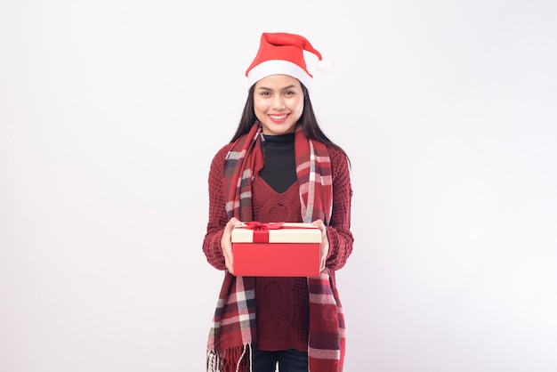 Un ritratto di giovane donna che indossa il cappello rosso di Santa