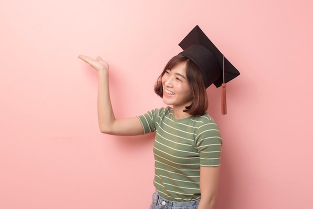 Un ritratto di giovane studente asiatico che indossa il cappello di laurea