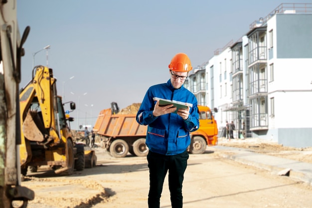 Un ritratto di lavoratore in casco che fa lavoro in cantiere