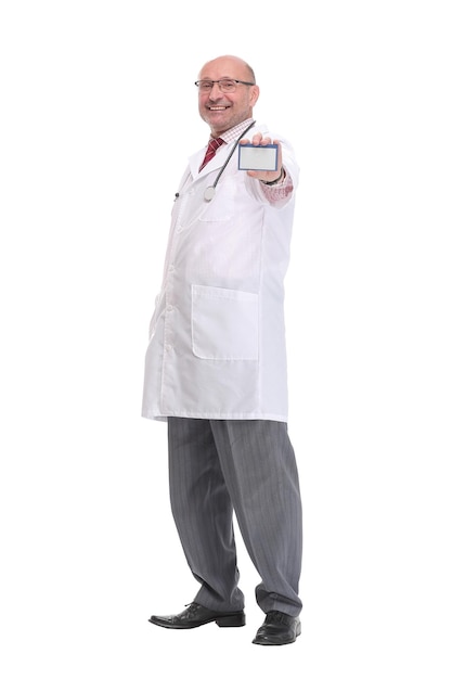 Un ritratto di un medico professionista in possesso di un biglietto da visita bianco vuoto mentre ti guarda
