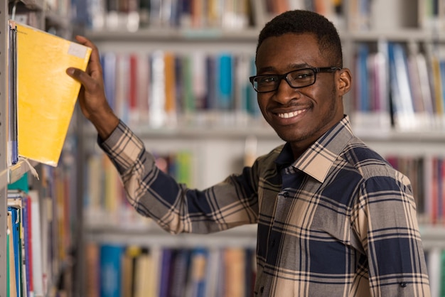 Un Ritratto Di Un Uomo Caucasico Studente Di College In Biblioteca Profondità Di Campo