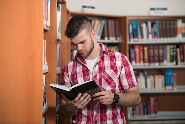 Un Ritratto Di Un Uomo Caucasico Studente Di College In Biblioteca Profondità Di Campo