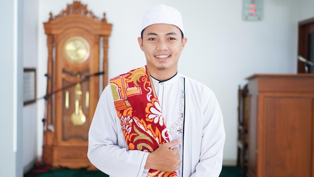 Un ritratto di un uomo musulmano asiatico elegante alla moschea, dopo sholat