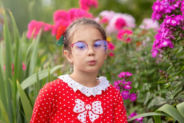 Un ritratto di una bambina divertente con gli occhiali