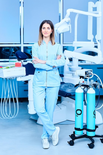 Un ritratto di una donna dentista in una clinica