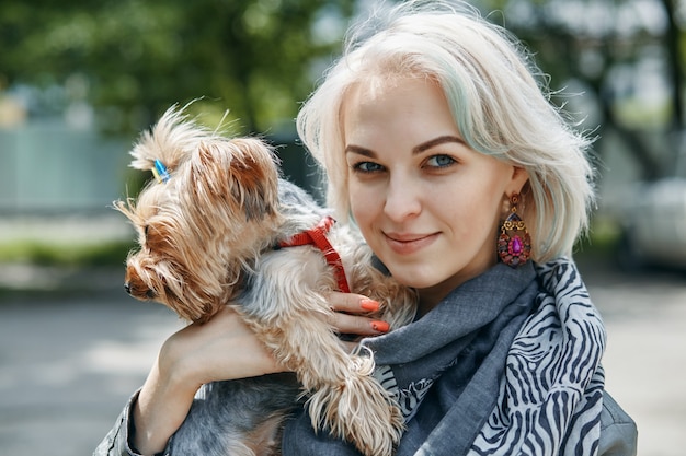 Un ritratto di una giovane donna con un cagnolino