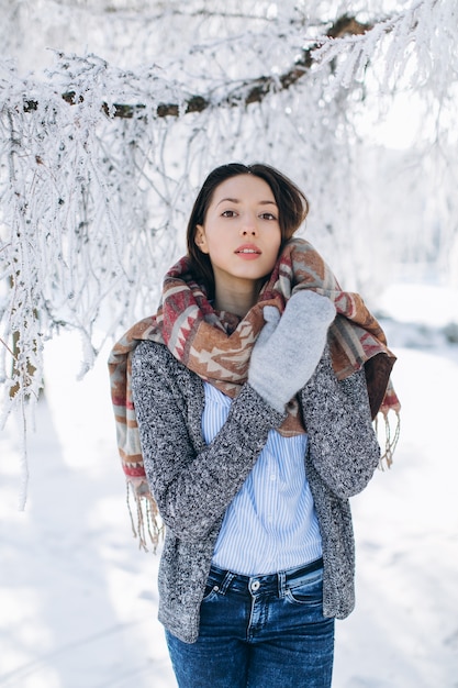 Un ritratto di una ragazza con un bel sorriso in inverno.