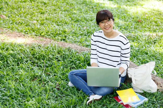 Un ritratto di uno studente di college asiatico nel campus.