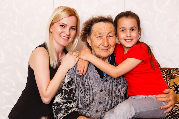 Un ritratto multigenerazionale di una nonna felice con sua figlia e sua nipote che trascorrono del tempo insieme